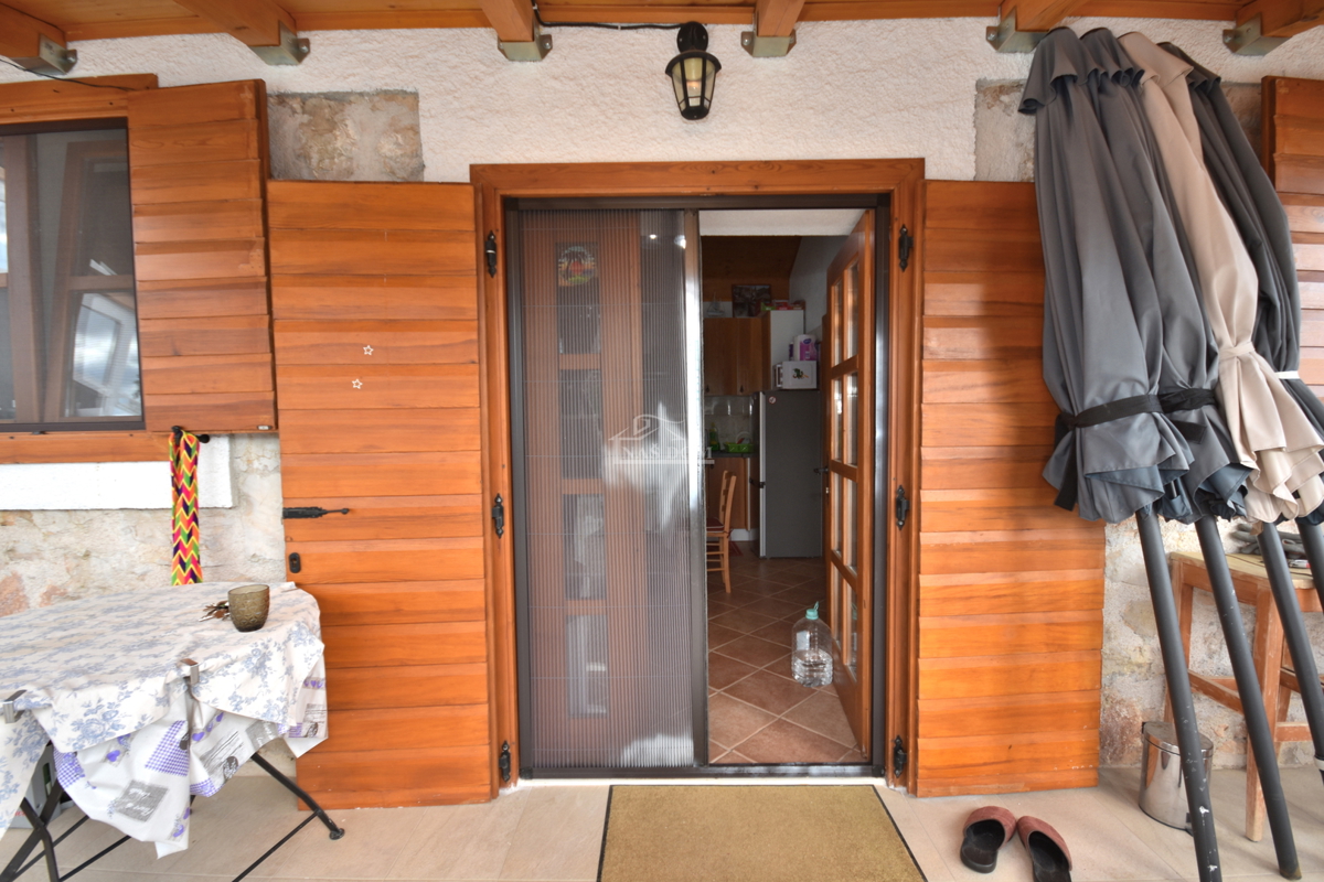 OPPORTUNITÀ - proprietà con due case, piscina, giardino curato