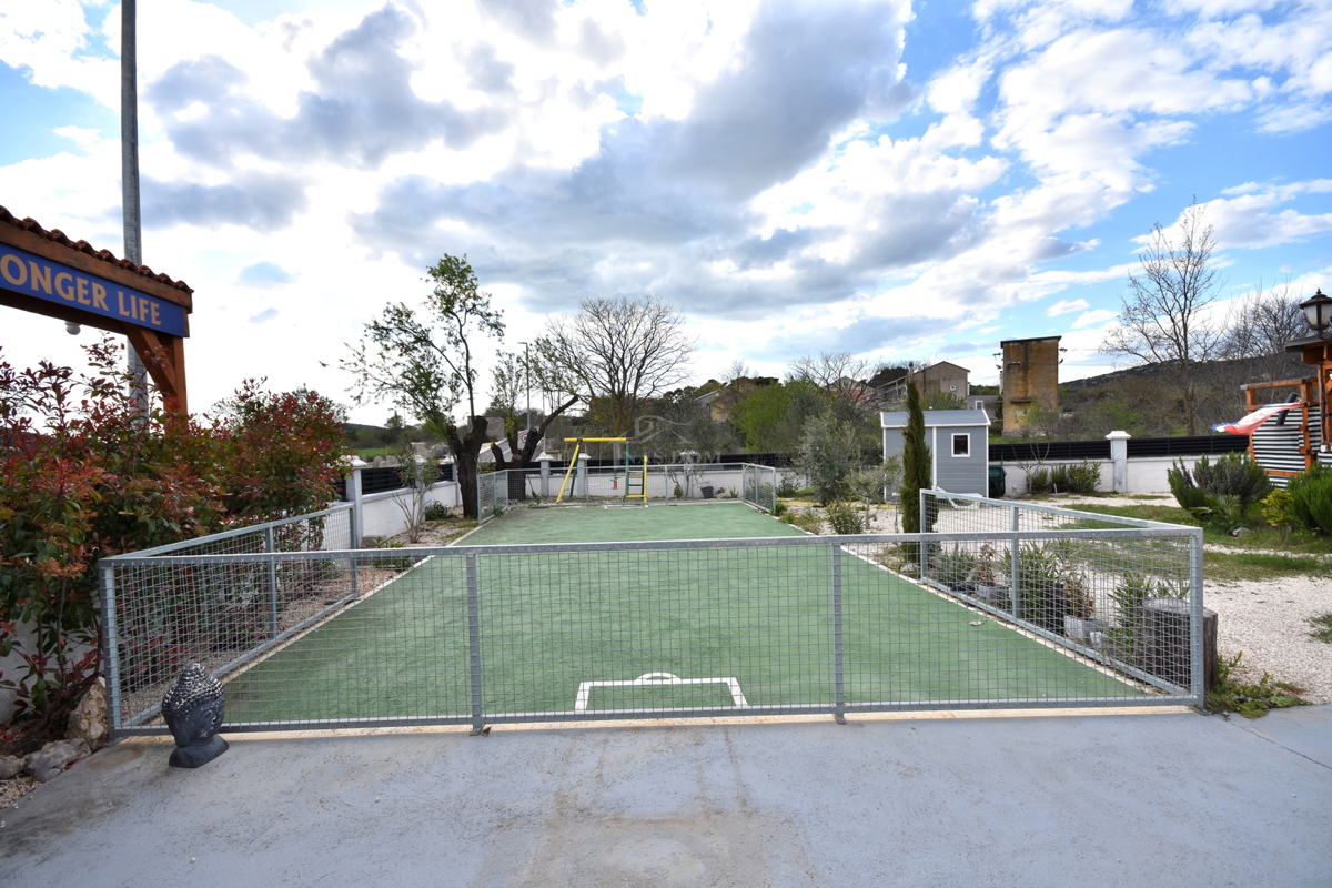 OPPORTUNITÀ - proprietà con due case, piscina, giardino curato