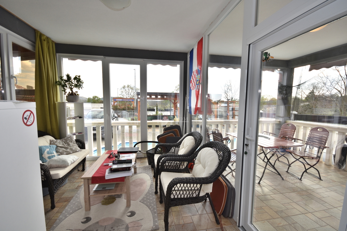 OPPORTUNITÀ - proprietà con due case, piscina, giardino curato