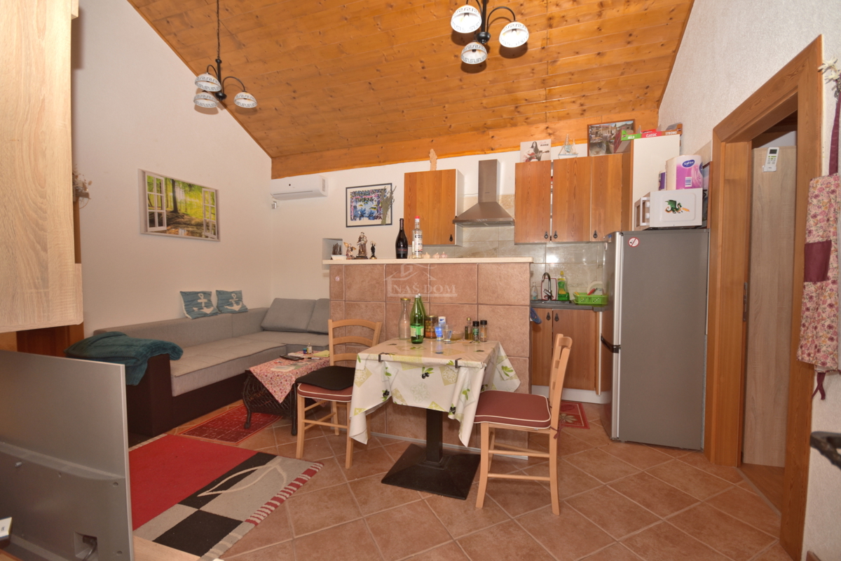 OPPORTUNITÀ - proprietà con due case, piscina, giardino curato