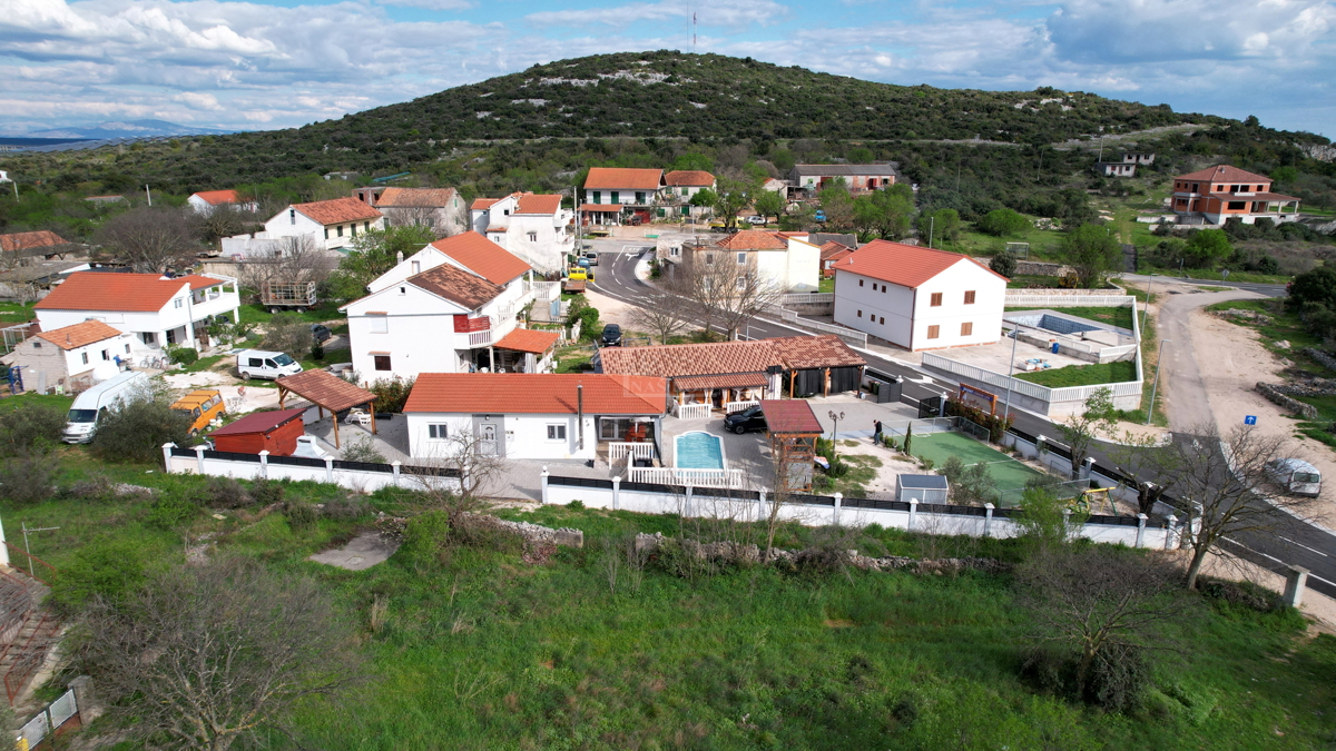 OPPORTUNITÀ - proprietà con due case, piscina, giardino curato