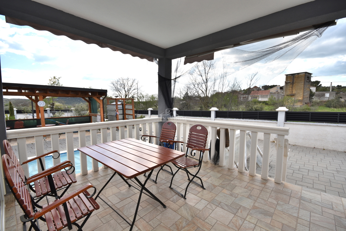 OPPORTUNITÀ - proprietà con due case, piscina, giardino curato