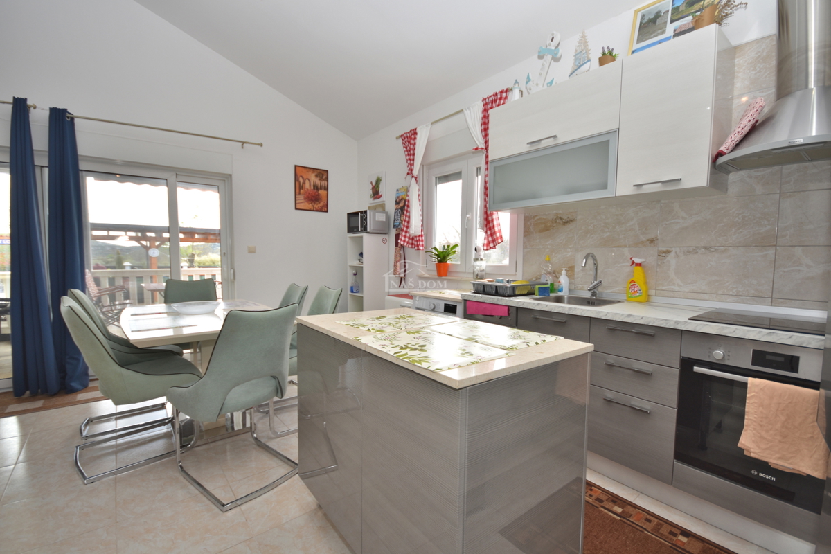 OPPORTUNITÀ - proprietà con due case, piscina, giardino curato