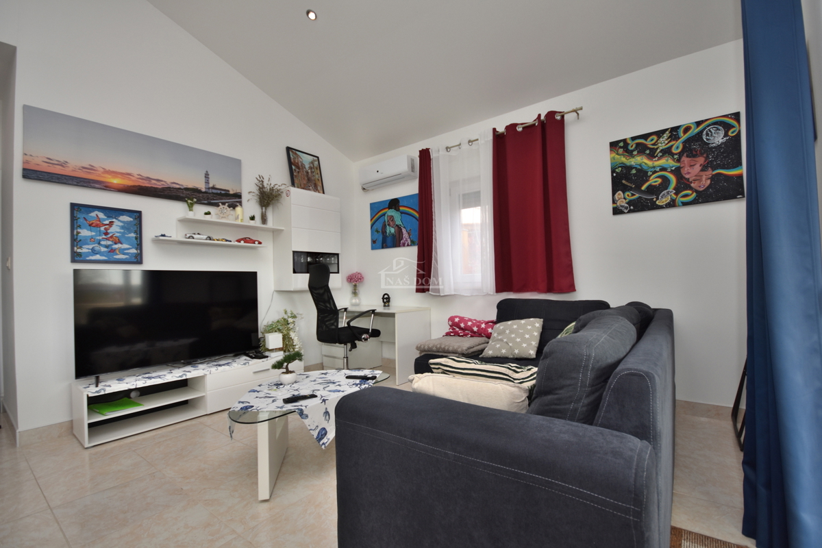 OPPORTUNITÀ - proprietà con due case, piscina, giardino curato