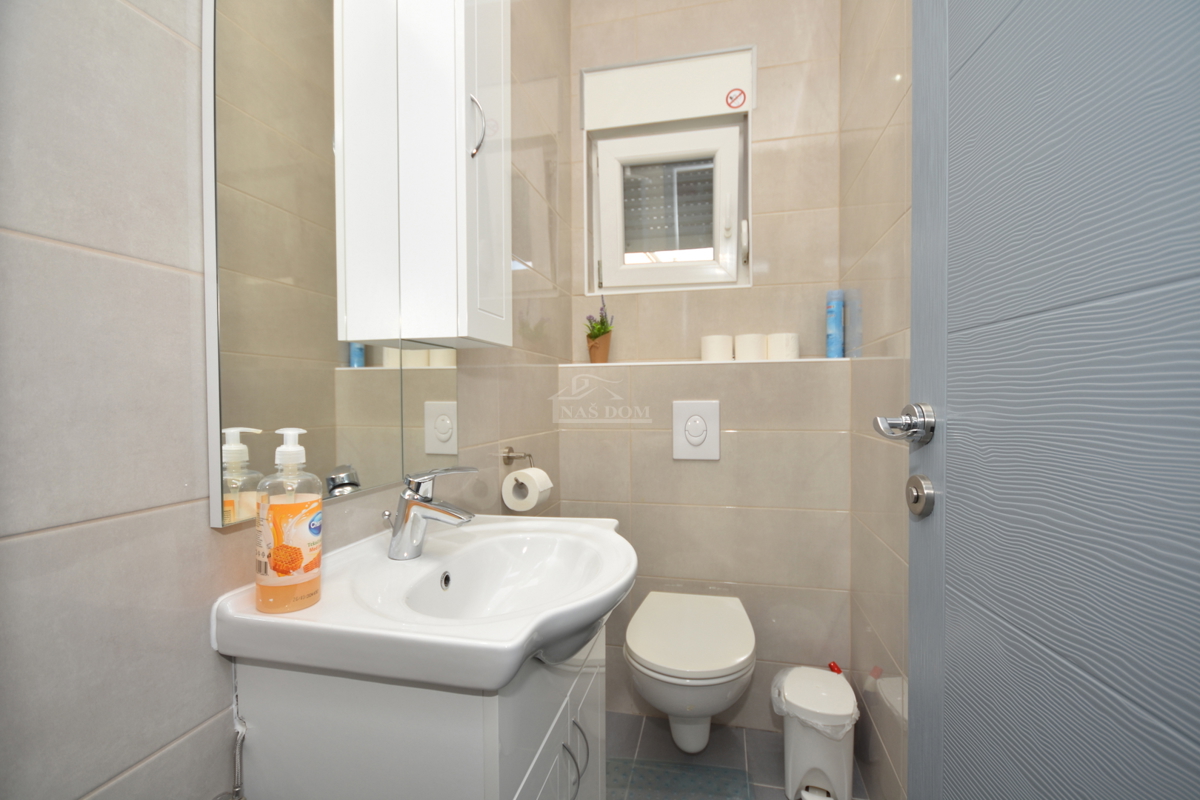 OPPORTUNITÀ - proprietà con due case, piscina, giardino curato