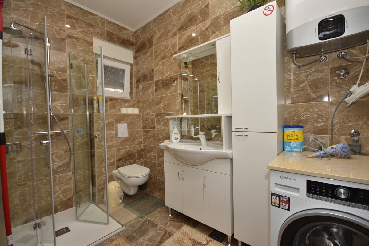 OPPORTUNITÀ - proprietà con due case, piscina, giardino curato