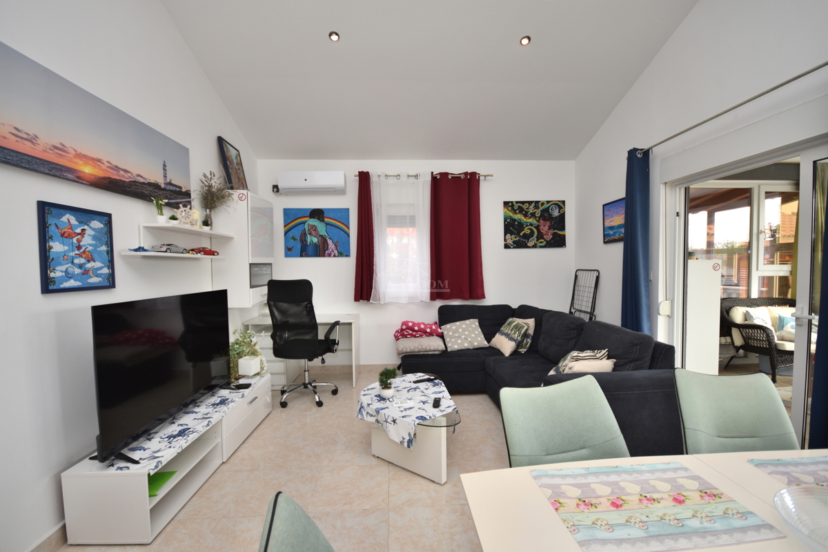 OPPORTUNITÀ - proprietà con due case, piscina, giardino curato