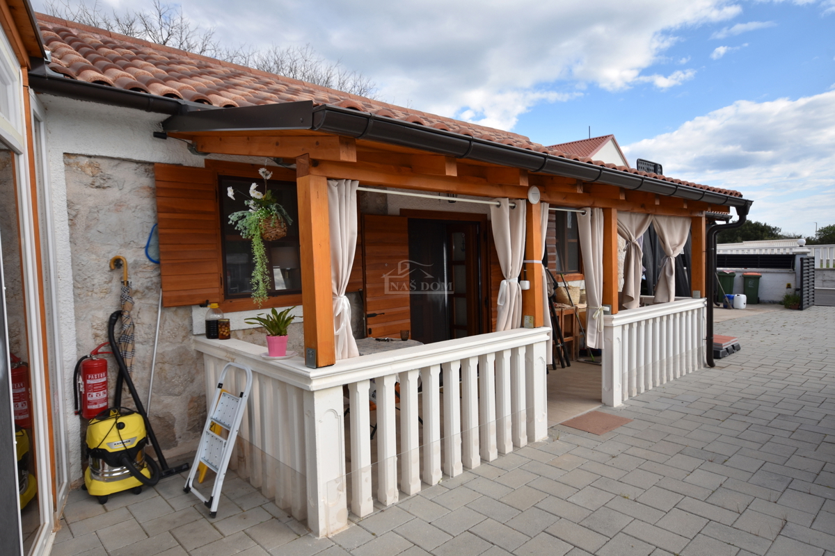 OPPORTUNITÀ - proprietà con due case, piscina, giardino curato