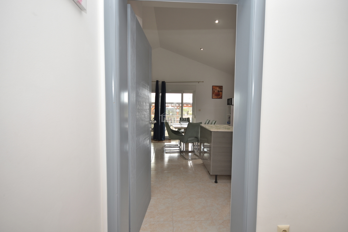 OPPORTUNITÀ - proprietà con due case, piscina, giardino curato