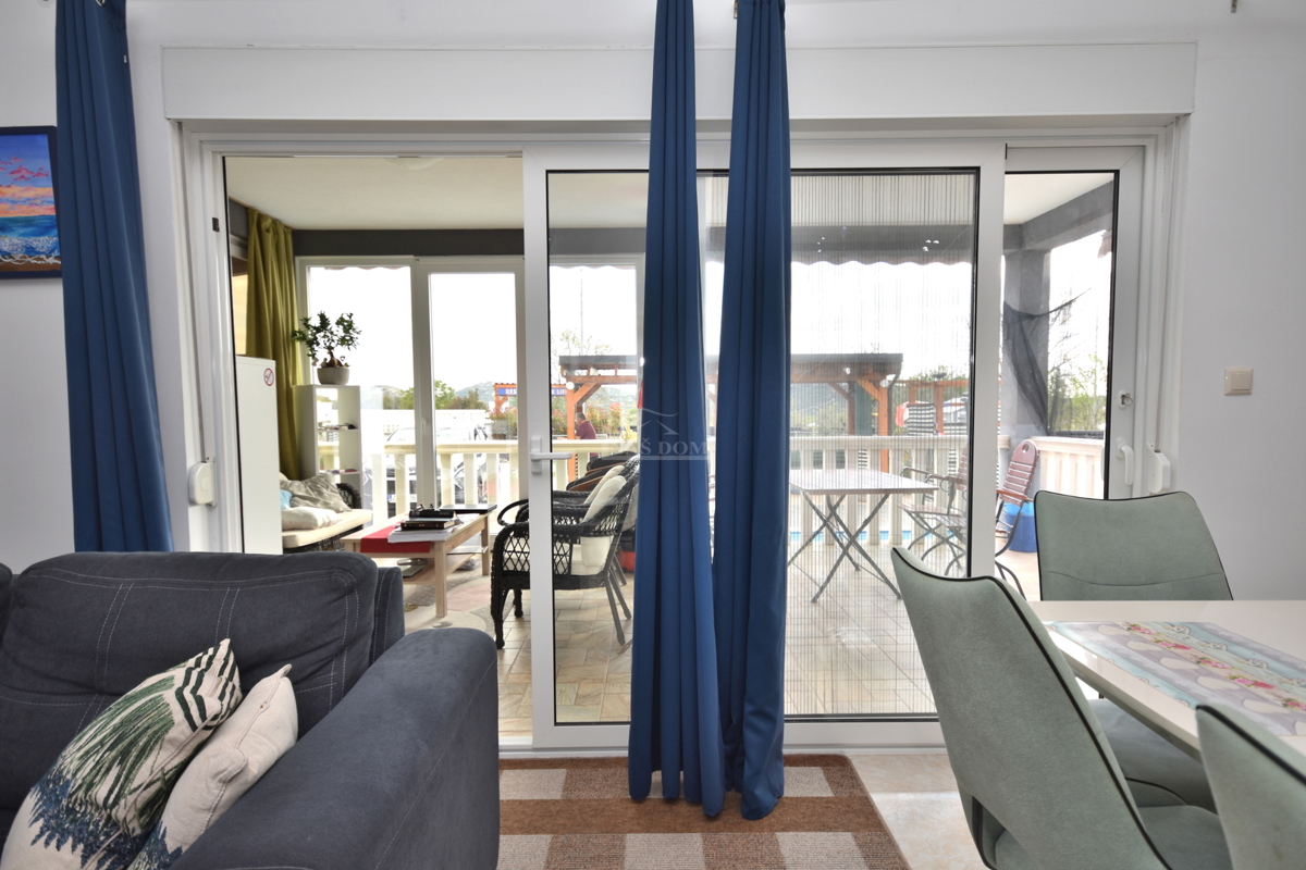 OPPORTUNITÀ - proprietà con due case, piscina, giardino curato