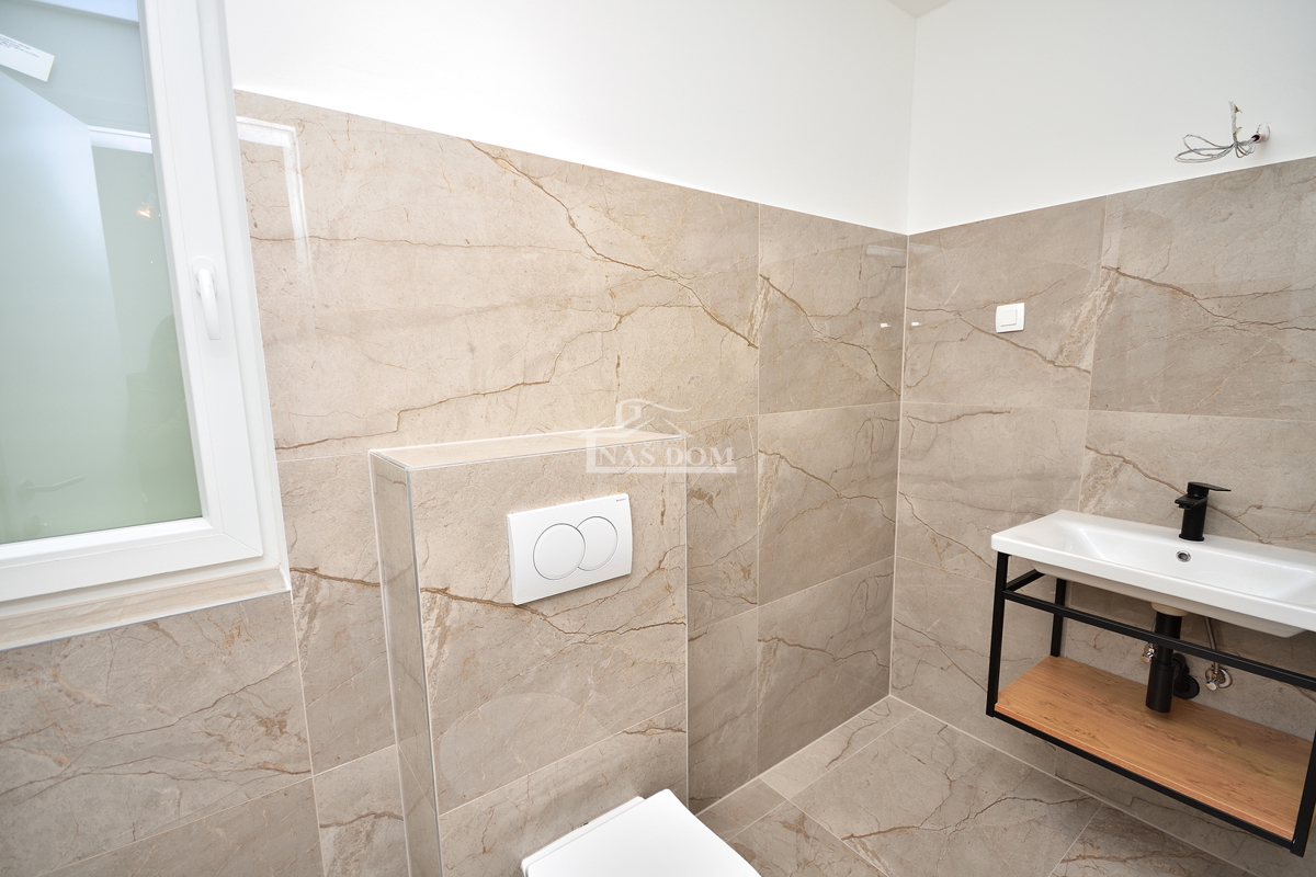 Tisno -*NUOVA COSTRUZIONE* Appartamento S3 su due piani, vista mare, a 50 m dalla spiaggia