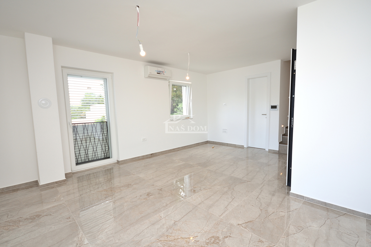 Tisno -*NUOVA COSTRUZIONE* Appartamento S3 su due piani, vista mare, a 50 m dalla spiaggia