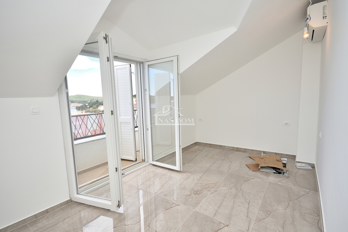 Tisno -*NUOVA COSTRUZIONE* Appartamento S3 su due piani, vista mare, a 50 m dalla spiaggia