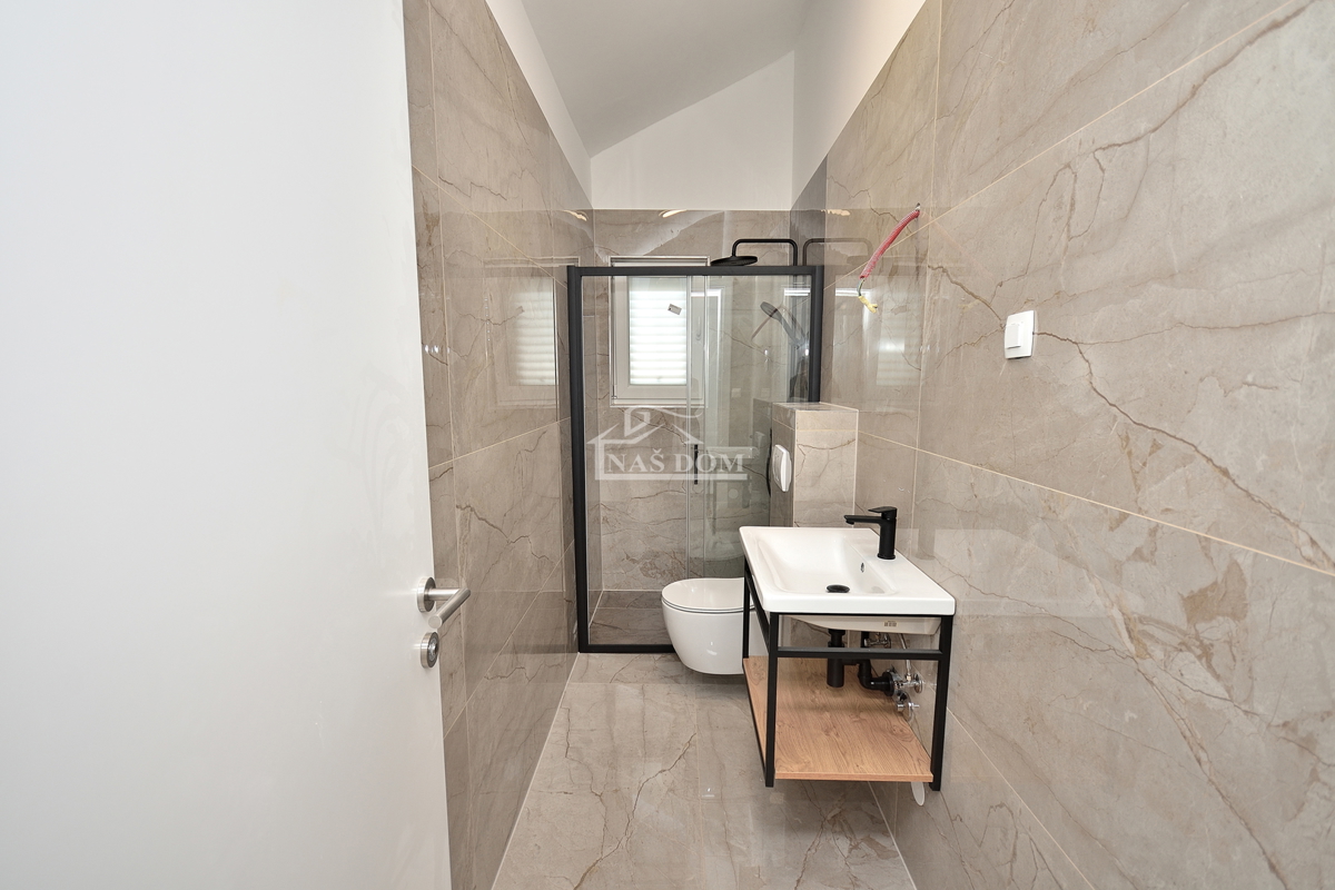 Tisno -*NUOVA COSTRUZIONE* Appartamento S3 su due piani, vista mare, a 50 m dalla spiaggia