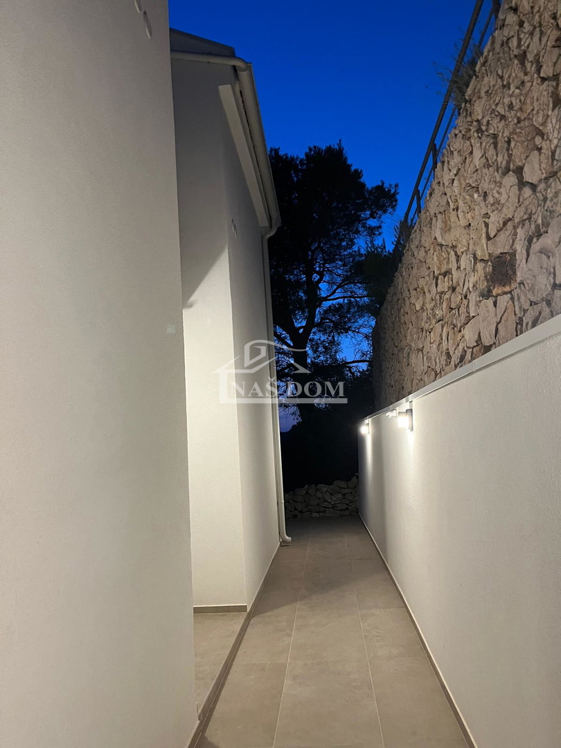 Tisno -*NUOVA COSTRUZIONE* Appartamento S3 su due piani, vista mare, a 50 m dalla spiaggia