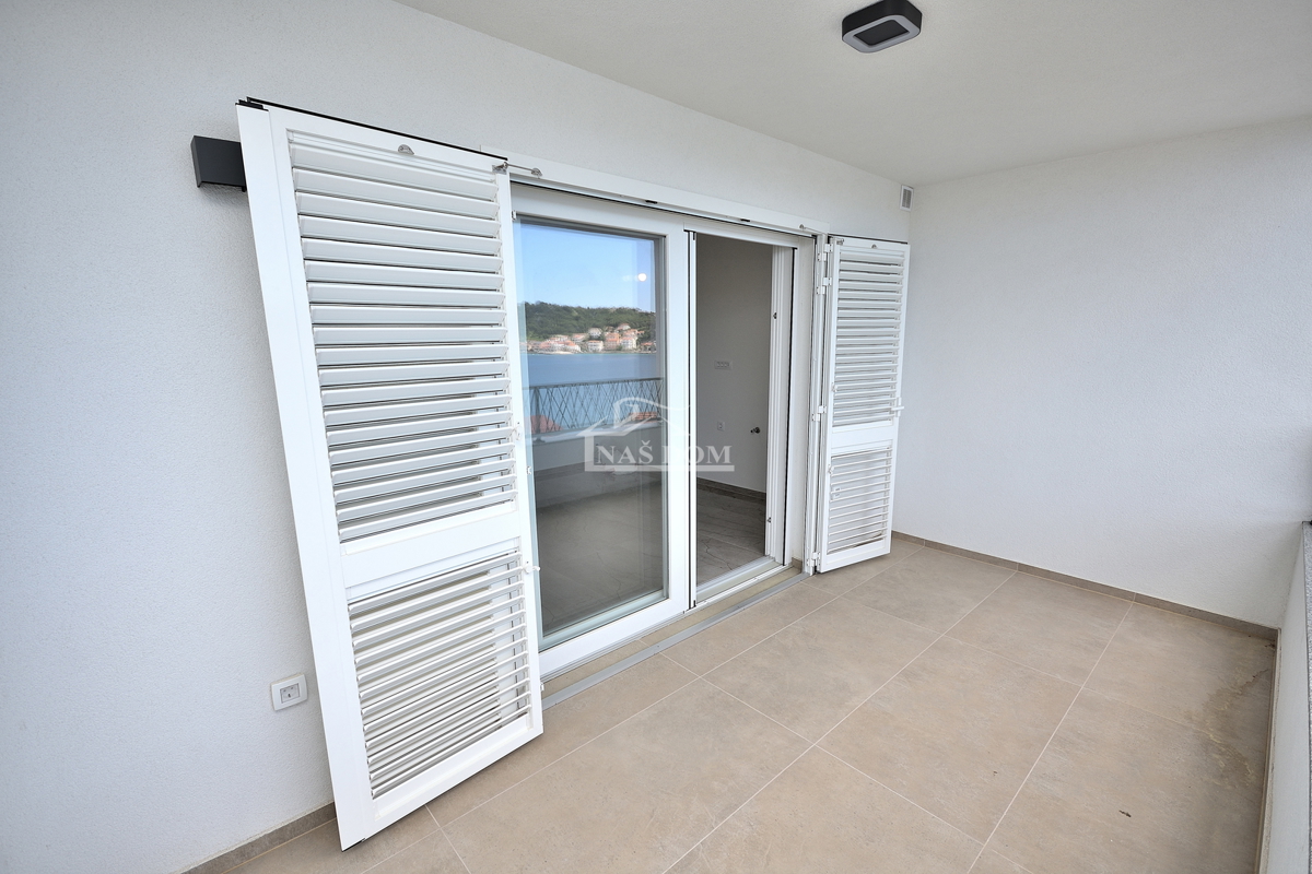 Tisno -*NUOVA COSTRUZIONE* Appartamento S3 su due piani, vista mare, a 50 m dalla spiaggia