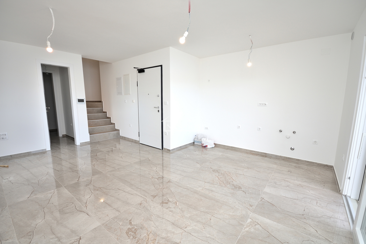 Tisno -*NUOVA COSTRUZIONE* Appartamento S3 su due piani, vista mare, a 50 m dalla spiaggia