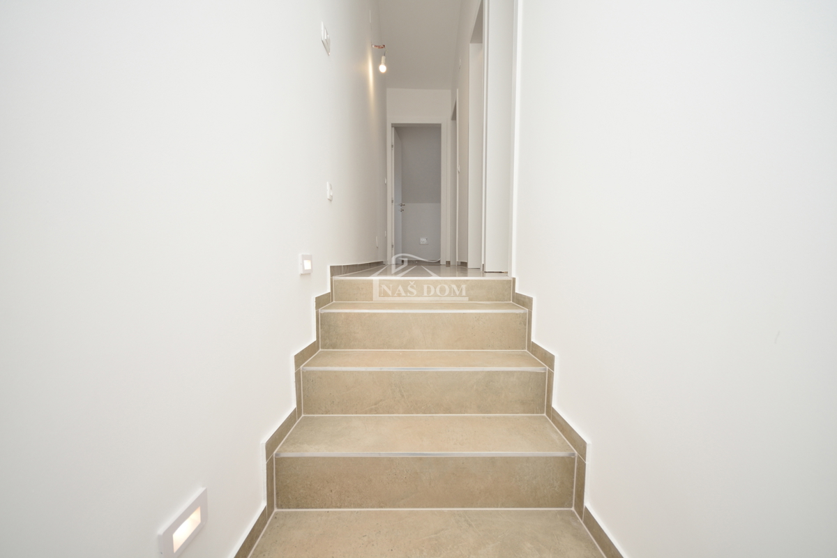 Tisno -*NUOVA COSTRUZIONE* Appartamento S3 su due piani, vista mare, a 50 m dalla spiaggia