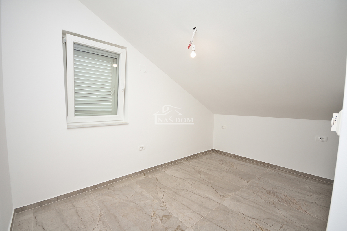 Tisno -*NUOVA COSTRUZIONE* Appartamento S3 su due piani, vista mare, a 50 m dalla spiaggia