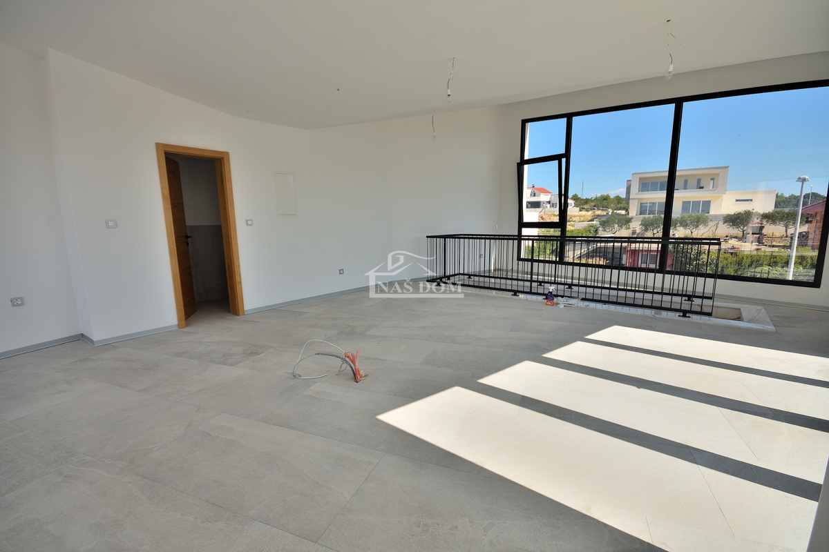 Vodice - villa di NUOVA COSTRUZIONE con piscina e vista mare