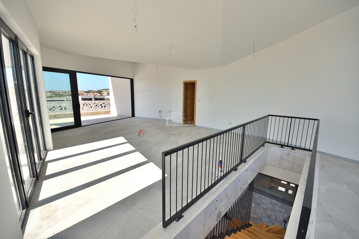 Vodice - villa di NUOVA COSTRUZIONE con piscina e vista mare