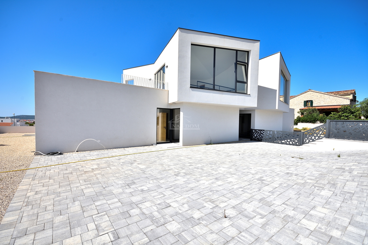 Vodice - villa di NUOVA COSTRUZIONE con piscina e vista mare