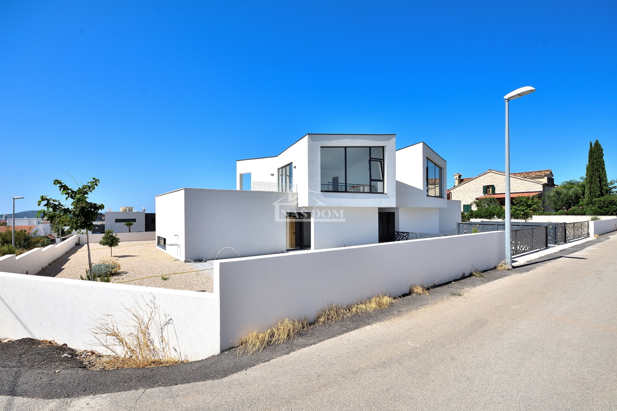 Vodice - villa di NUOVA COSTRUZIONE con piscina e vista mare