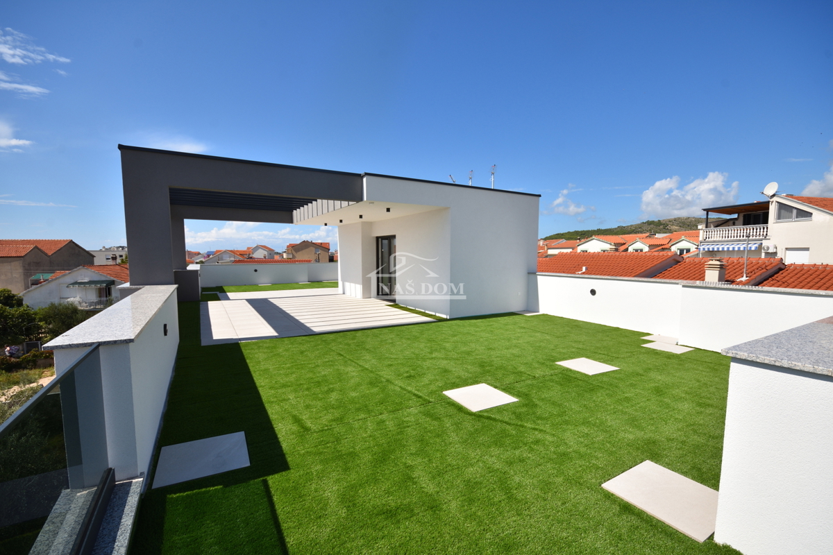 Vodice - Casa di lusso S2 con terrazza sul tetto, a soli 150 m dalla spiaggia