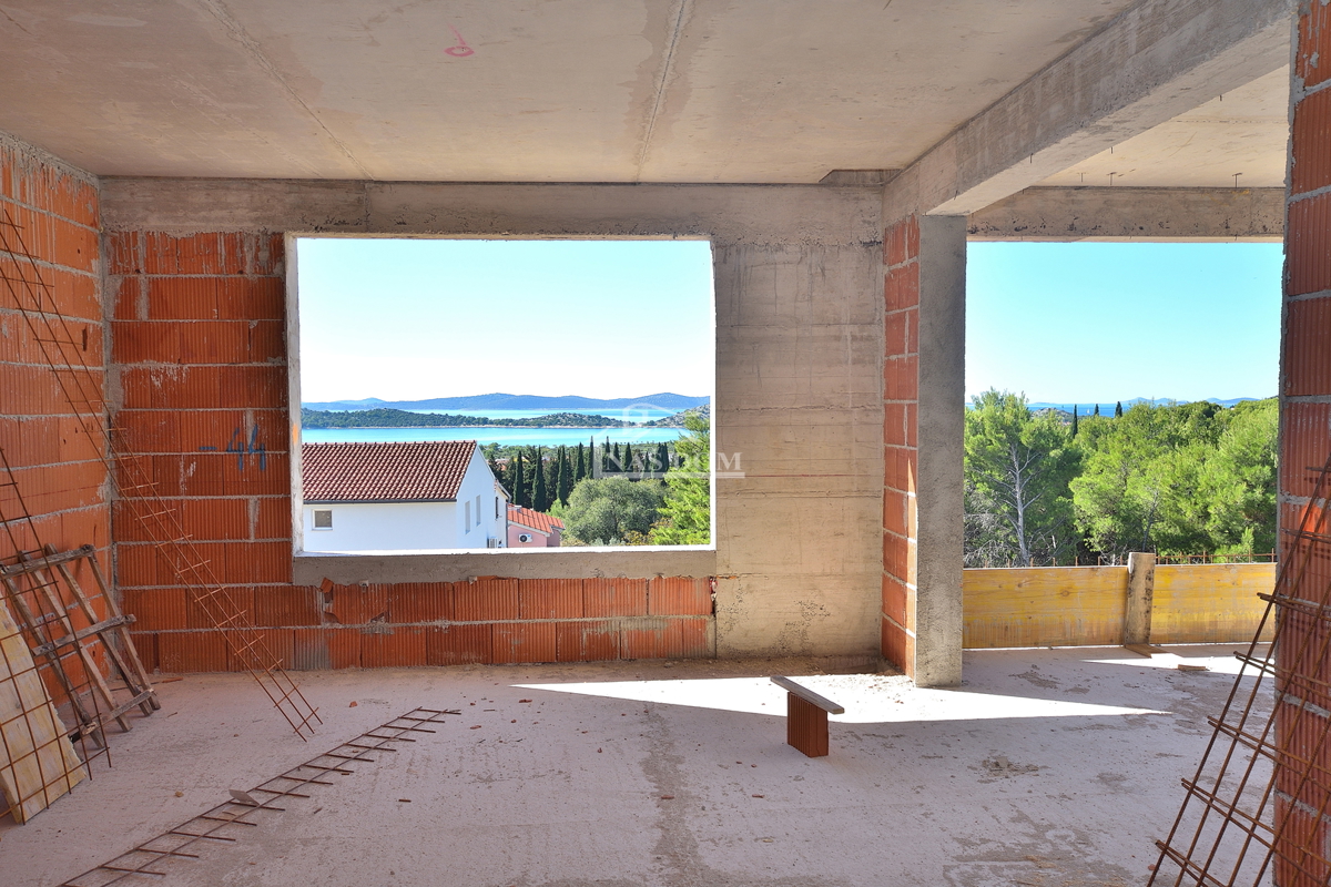 Vodice - Appartamento con tre camere da letto, vista panoramica sul mare, nuova costruzione
