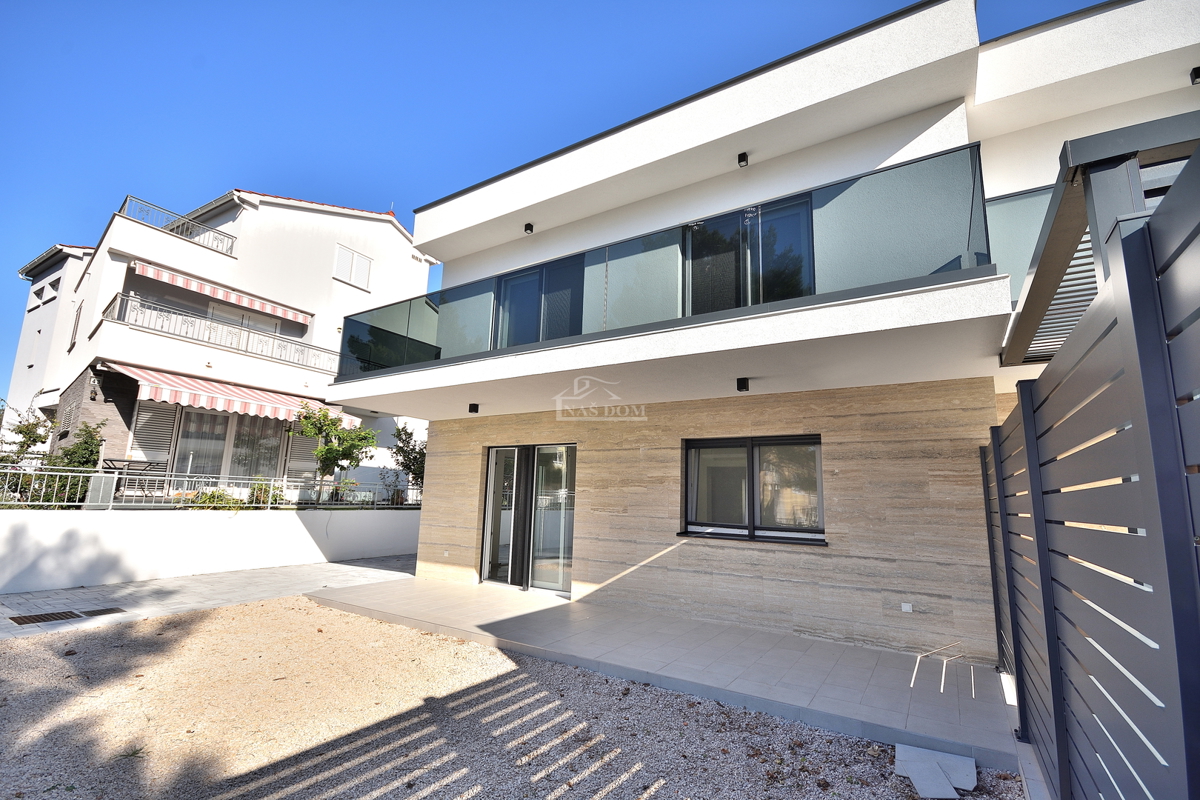 Vodice - **NUOVA COSTRUZIONE** S2 Doppia villetta vicino alla spiaggia