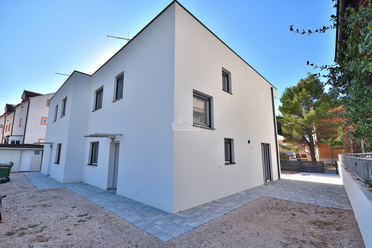 Vodice - **NUOVA COSTRUZIONE** S2 Doppia villetta vicino alla spiaggia