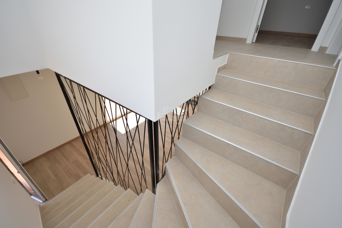 Vodice - Appartamento su due piani S1 con giardino, a soli 150 m dalla spiaggia