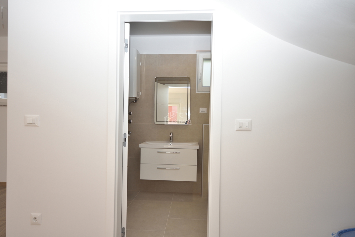 Vodice - Appartamento su due piani S1 con giardino, a soli 150 m dalla spiaggia