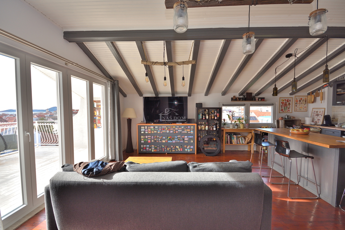 Vodice - appartamento arredato trilocale con vista mare, a 300 m dal centro