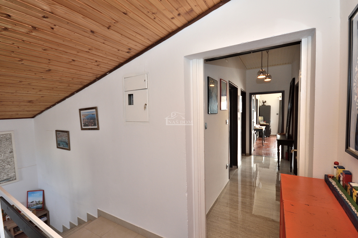 Vodice - appartamento arredato trilocale con vista mare, a 300 m dal centro