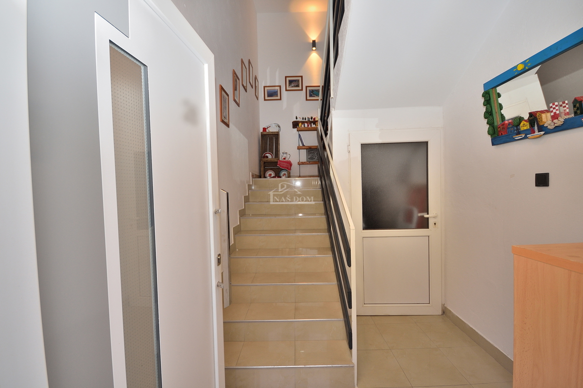 Vodice - appartamento arredato trilocale con vista mare, a 300 m dal centro