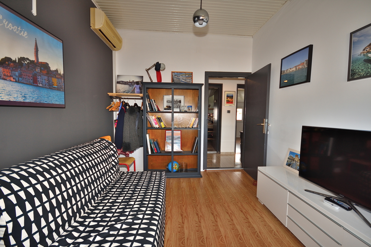 Vodice - appartamento arredato trilocale con vista mare, a 300 m dal centro