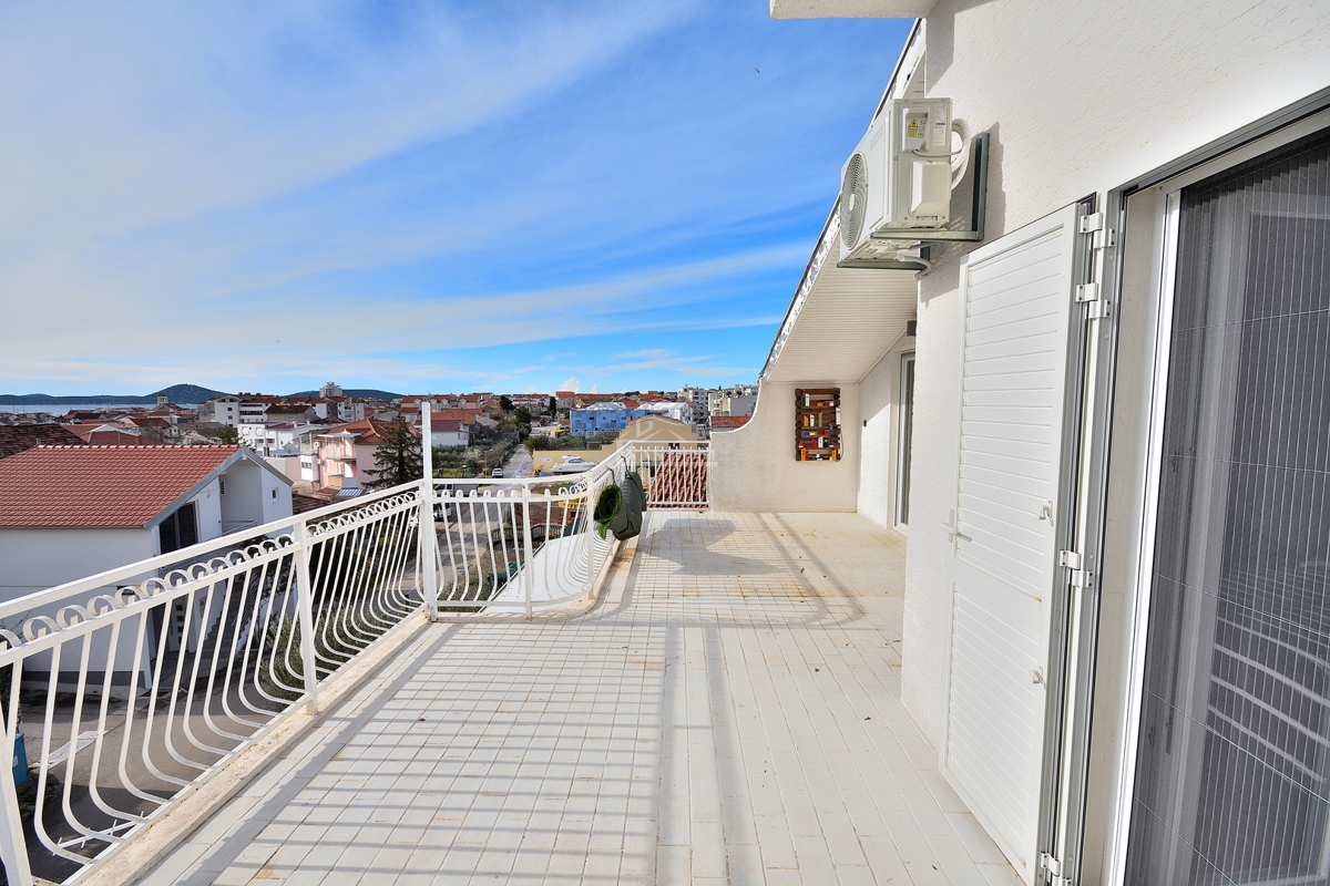 Vodice - appartamento arredato trilocale con vista mare, a 300 m dal centro