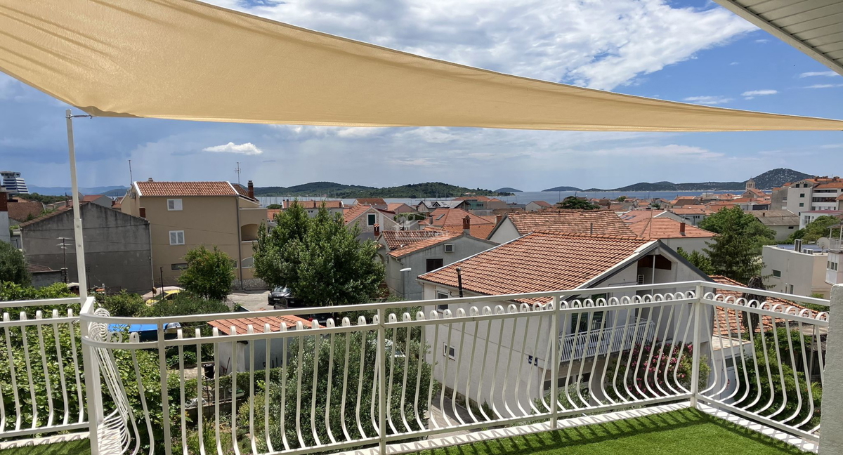 Vodice - appartamento arredato trilocale con vista mare, a 300 m dal centro