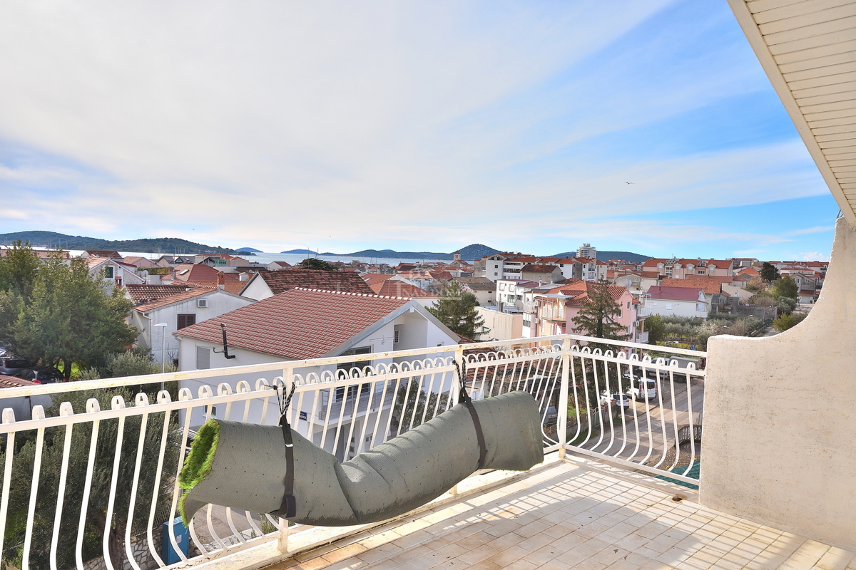 Vodice - appartamento arredato trilocale con vista mare, a 300 m dal centro