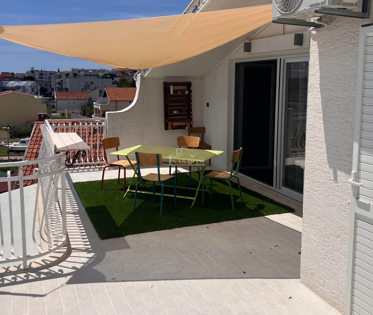 Vodice - appartamento arredato trilocale con vista mare, a 300 m dal centro