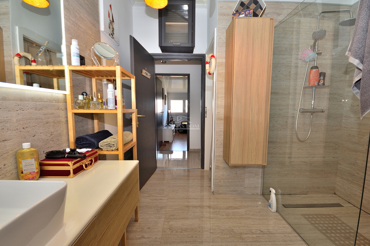 Vodice - appartamento arredato trilocale con vista mare, a 300 m dal centro