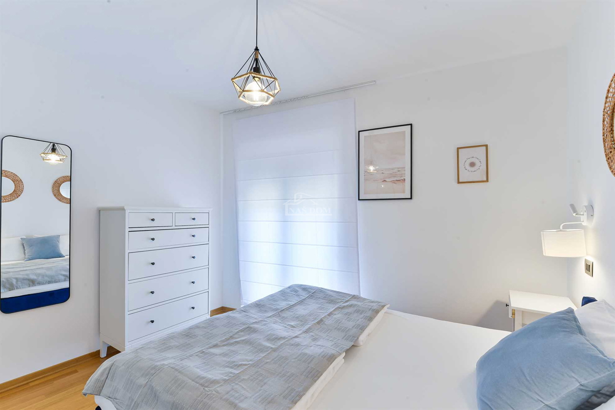 Vendita – moderna casa bifamiliare, posizione TOP, Vodice (a 50 m dalla spiaggia)