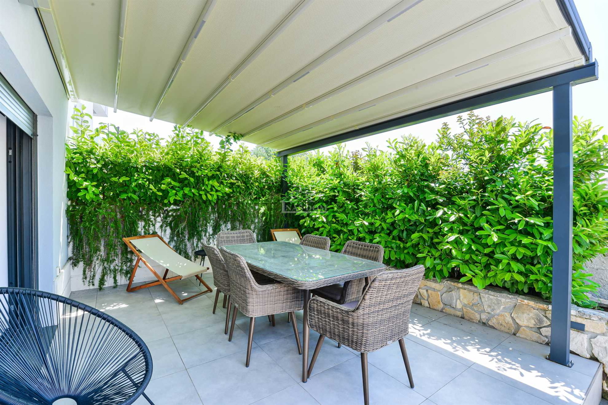 Vendita – moderna casa bifamiliare, posizione TOP, Vodice (a 50 m dalla spiaggia)