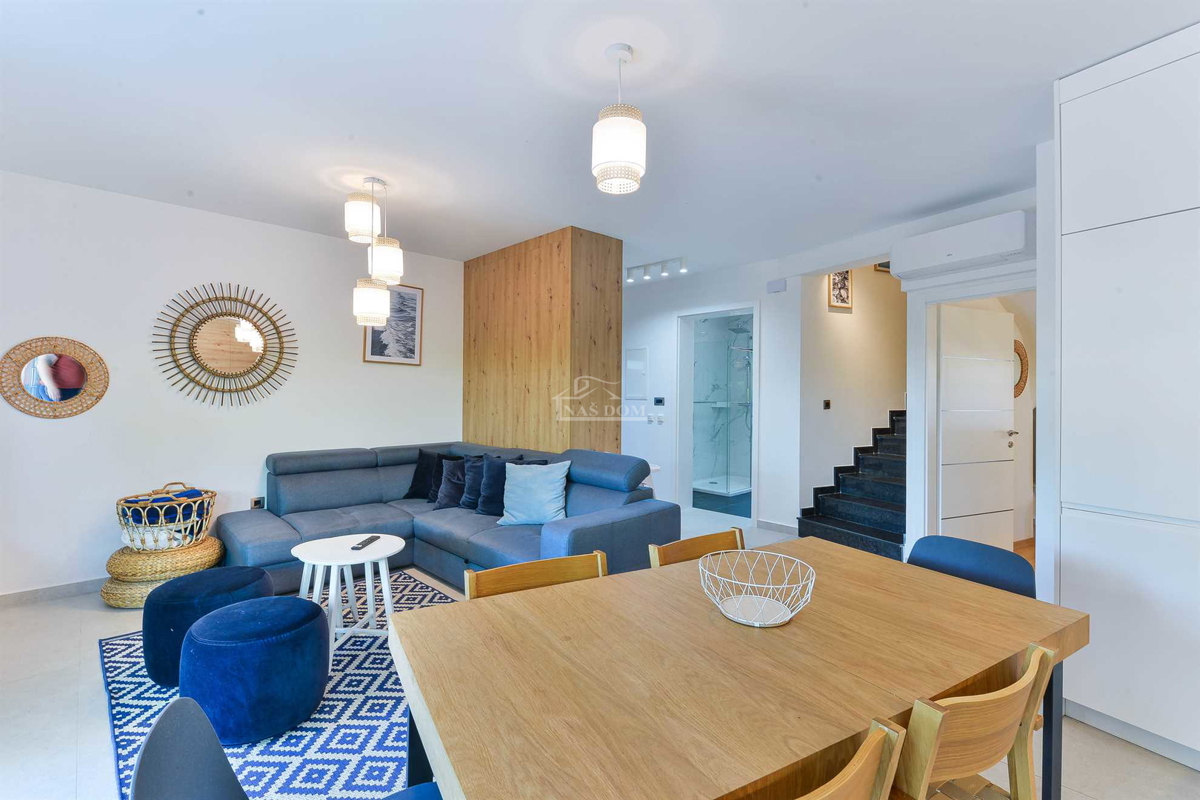 Vendita – moderna casa bifamiliare, posizione TOP, Vodice (a 50 m dalla spiaggia)