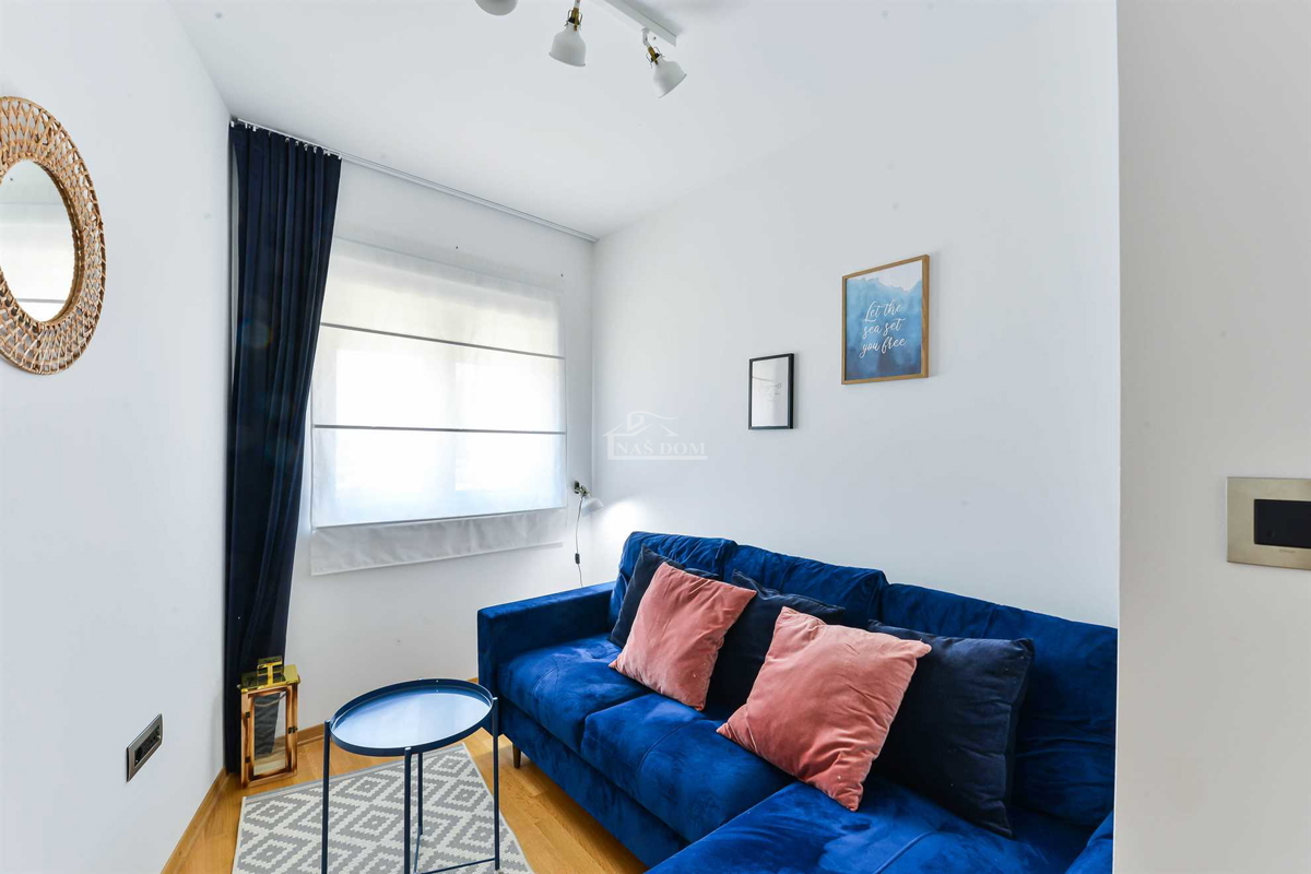 Vendita – moderna casa bifamiliare, posizione TOP, Vodice (a 50 m dalla spiaggia)