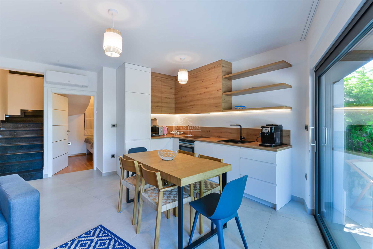 Vendita – moderna casa bifamiliare, posizione TOP, Vodice (a 50 m dalla spiaggia)