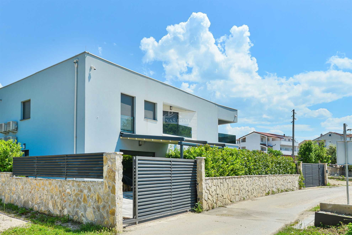 Vendita – moderna casa bifamiliare, posizione TOP, Vodice (a 50 m dalla spiaggia)