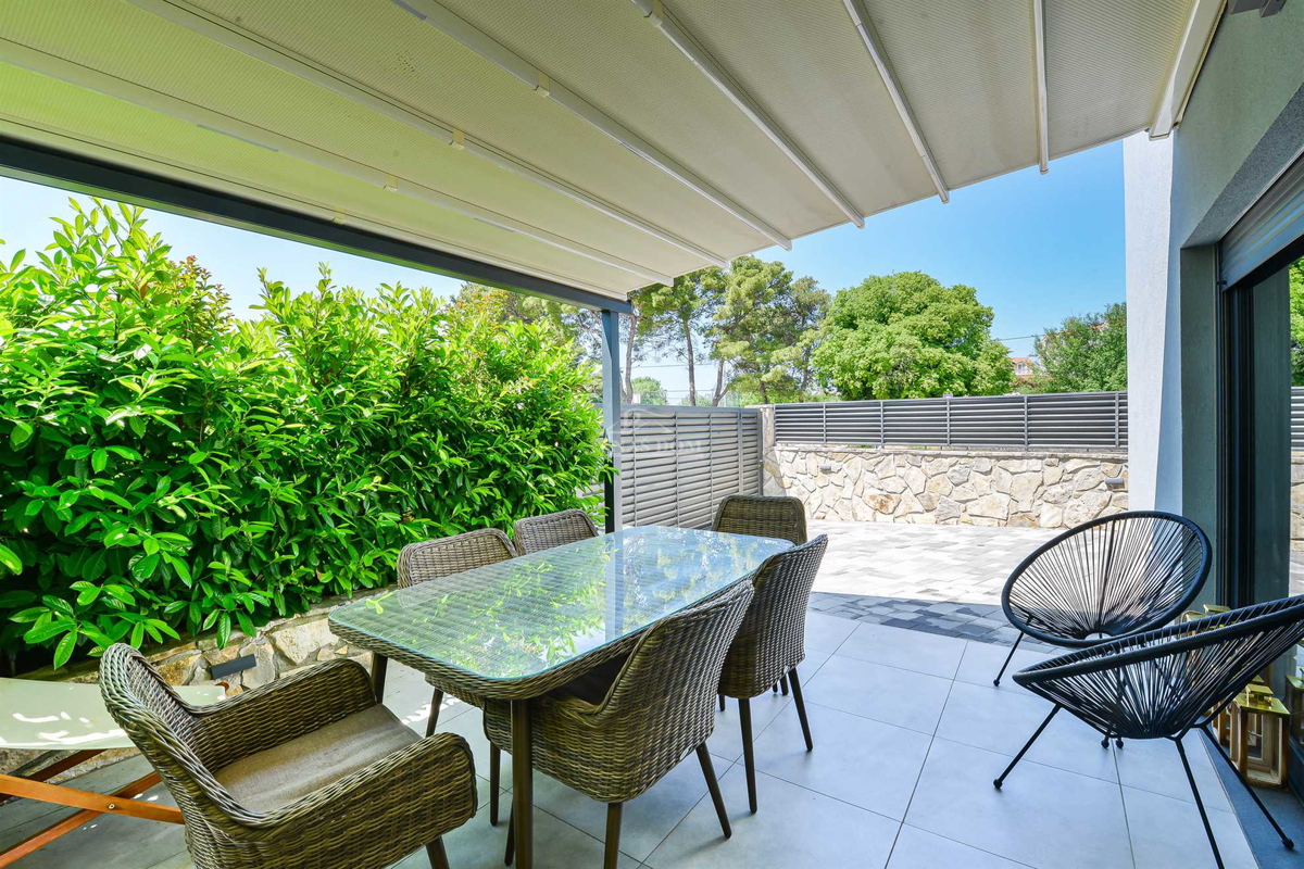 Vendita – moderna casa bifamiliare, posizione TOP, Vodice (a 50 m dalla spiaggia)