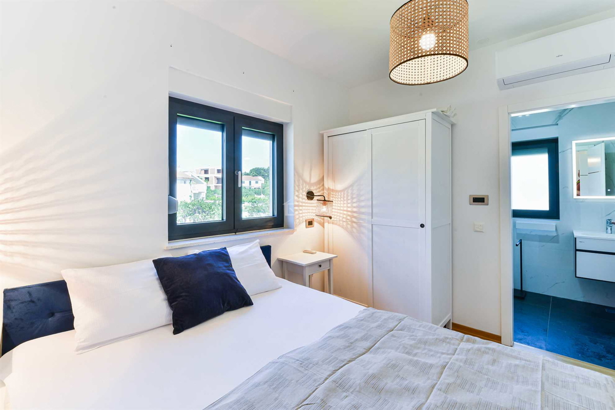 Vendita – moderna casa bifamiliare, posizione TOP, Vodice (a 50 m dalla spiaggia)